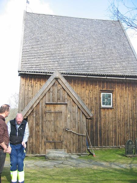 1 april 2008 055.jpg - Ivan och Lennart vid Hedared kyrka.